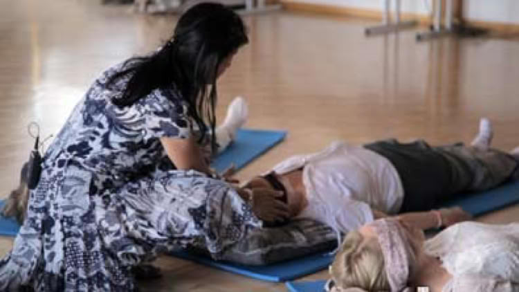 Workshop für Spirituelle Rückführungen mit Ursula Demarmels (c) Univ.-Prof. Dr. Gerhard W. Hacker 