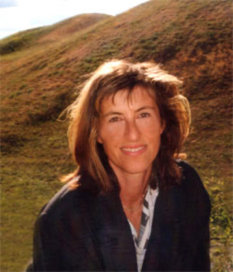 Ursula Demarmels vor dem Grabhügel von Håga, Uppsala, Schweden (c) Univ.-Prof. Dr. Gerhard W. Hacker 