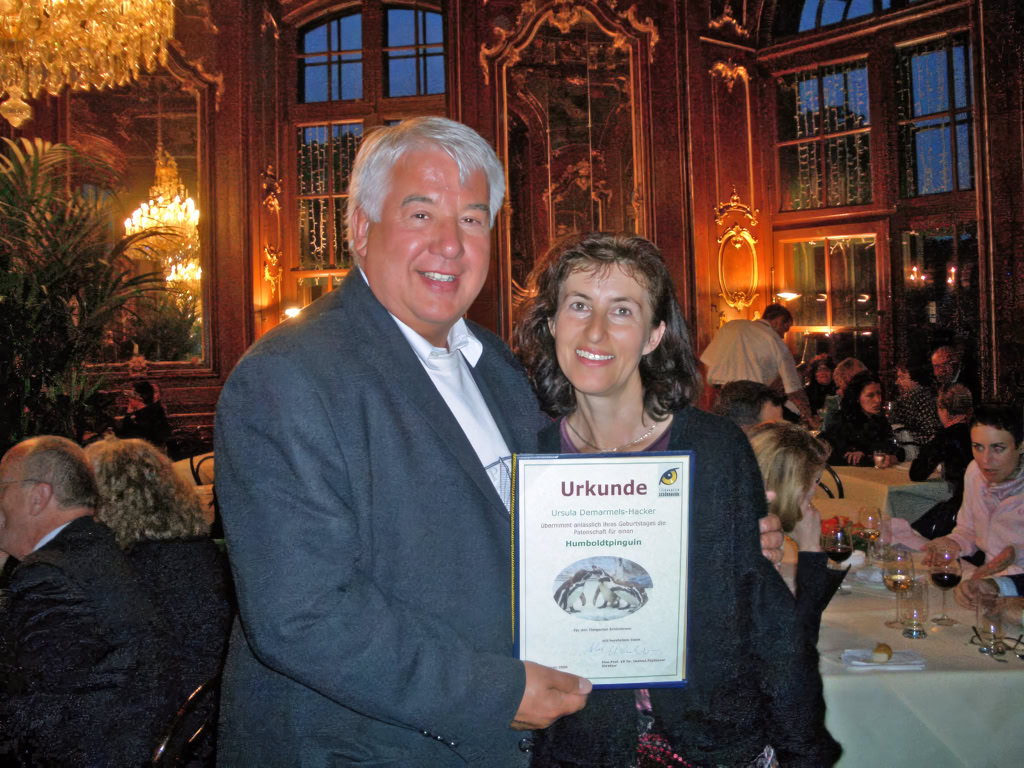 Patenschaft für Humboldtpinguin im Tiergarten Schönbrunn. Prof. Dr. Helmut PECHLANER & Ursula, Wien, 8/2006 (c) Univ.-Prof. Dr. Gerhard W. Hacker 