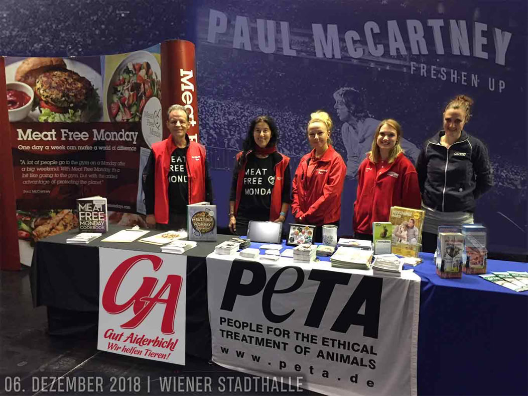 Infostand of MeatFreeMondays.com, Foyer of the Wiener Stadthalle (Vienna Town Hall), Paul McCartney’s Freshen Up Tour, 5.&6.12.2018. Univ.-Prof. Dr. Gerhard W. Hacker, Ursula Demarmels (for MFM & Gut Aiderbichl), Michaela & Pauline (Gut Aiderbichl), Anja (P.E.T.A. Germany), left to right. (c) Univ.-Prof. Dr. Gerhard W. Hacker